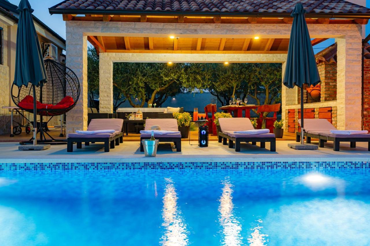 Villa Lorema-Pet Friendly On 5000 Sqm Garden,Pool, Jacuzzi, Billiard&Ps5 Sveti Filip i Jakov Exterior foto
