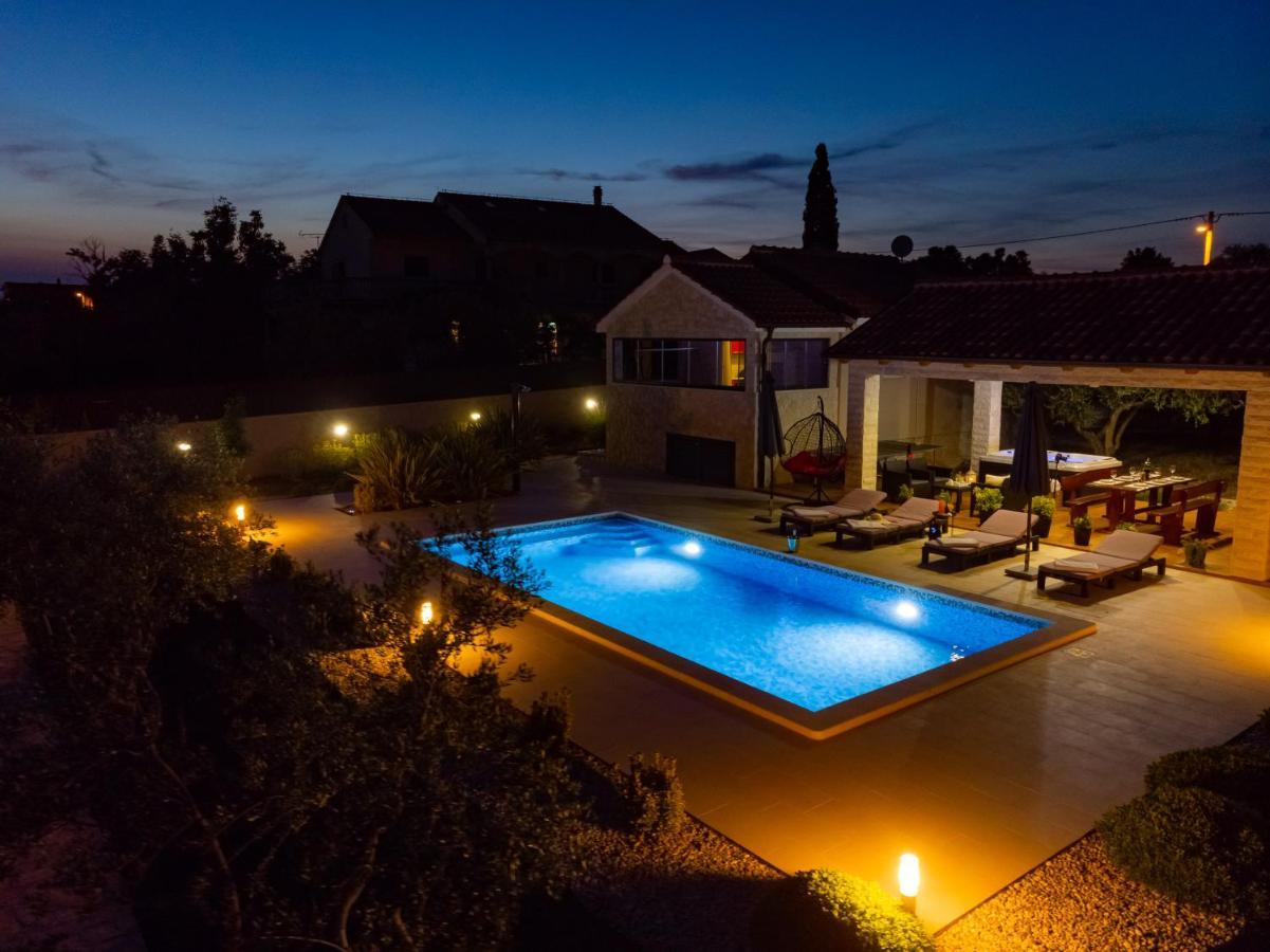 Villa Lorema-Pet Friendly On 5000 Sqm Garden,Pool, Jacuzzi, Billiard&Ps5 Sveti Filip i Jakov Exterior foto