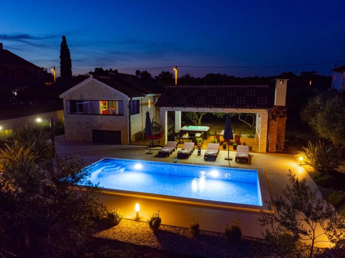 Villa Lorema-Pet Friendly On 5000 Sqm Garden,Pool, Jacuzzi, Billiard&Ps5 Sveti Filip i Jakov Exterior foto